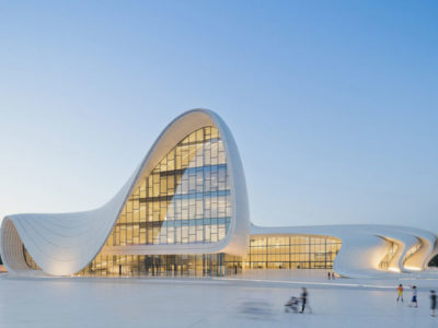 Vista della vetrate del Centro culturale Heydar Aliyev