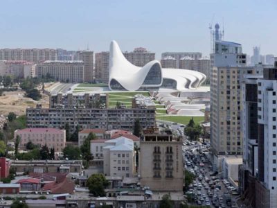 Vista dall'alto del Centro culturale Heydar Aliyev di Baku, Azerbaigian