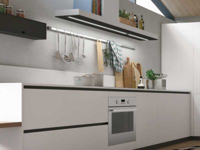 Scopri come arredare la cucina in stile moderno in modo semplice Vista di una cucina in stile moderno della collezione Color trend di Stosa Cucine