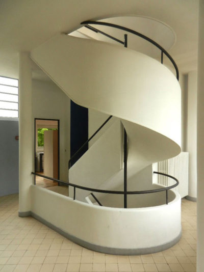 Vista dalla scala a chioccia all'interno di Villa Savoye dell'architetto Le Corbusier