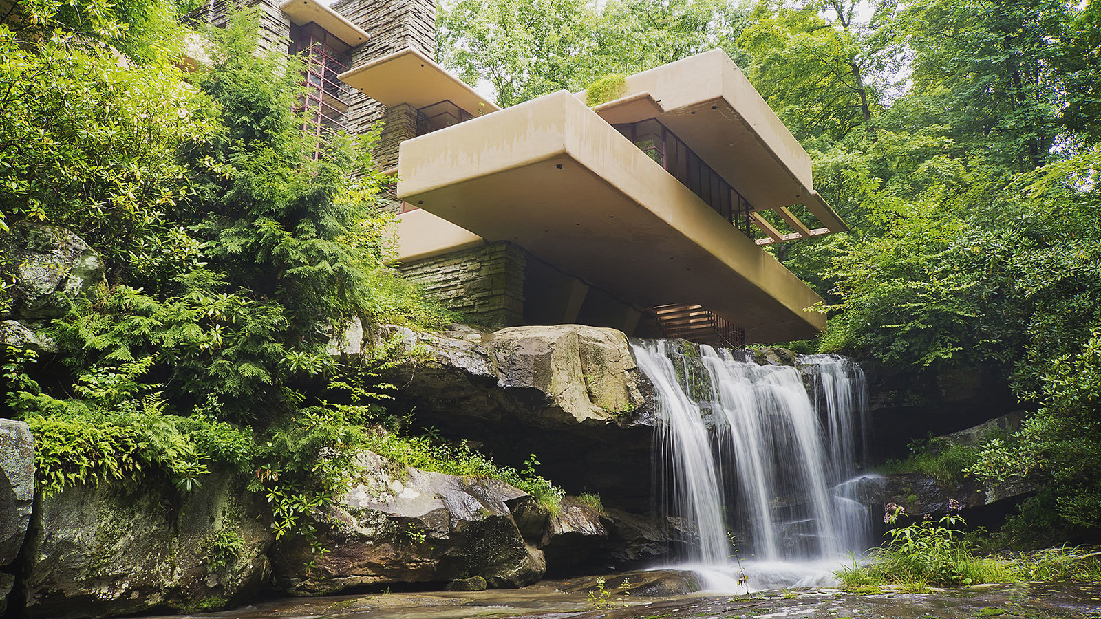 Vista dal basso della fallingwater house di Frank Lloyd Wright