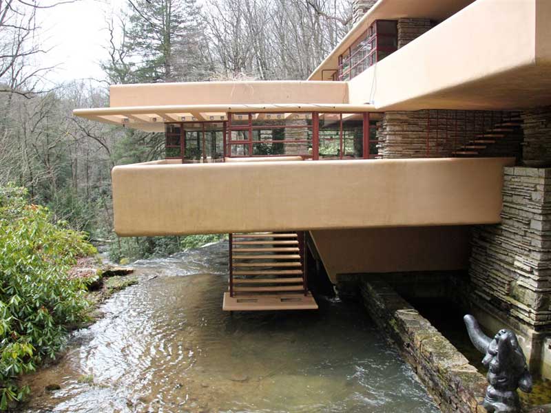 Vista laterale della fallingwater di Frank Lloyd Wright