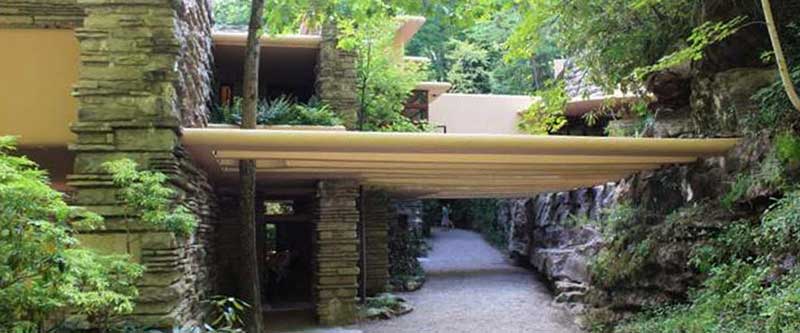 Vista dell'entrata della fallingwater house di Frank Lloyd Wright