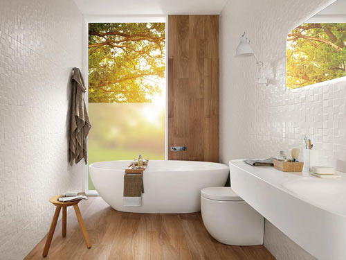 Vista di un bagno arredato in stile moderno con colori del bianco e grande vasca di design