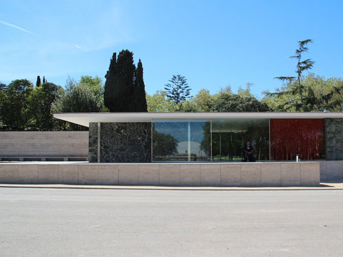 Vista esterna lato strada del Padiglione di Barcellona progettato da Ludwig Mies Van der Rohe