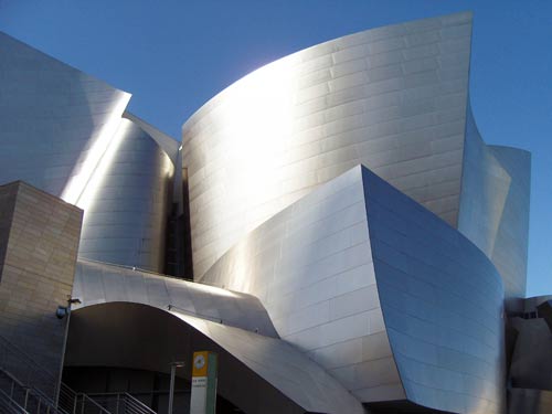 Vista esterna della Walt Disney Concert Hall di Los Angeles progettata dall'architetto Frank Gehry