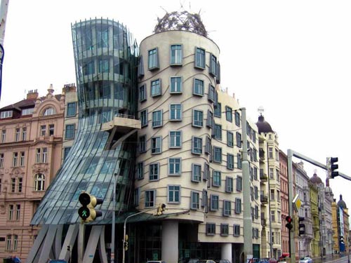 Vista esterna della Casa danzante di Praga progettata da Frank Gehry