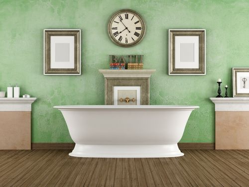 Bagno in stile anni 50 con pareti verdi e vasca free standing
