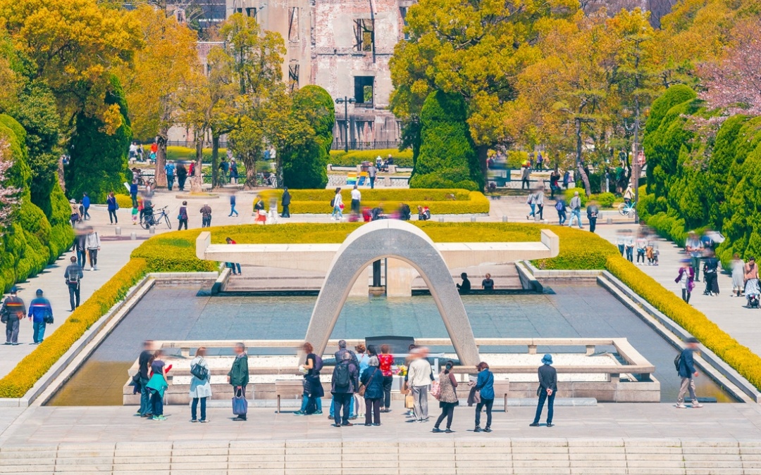 Hiroshima victims memorial cenotaph: l’opera di Kenzō Tange