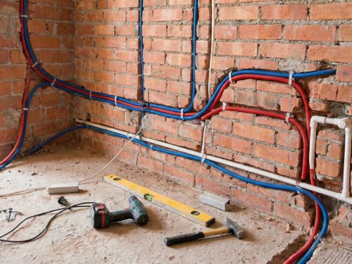 Questa immagine mostra un cantiere di ristrutturazione con le tracce nei muri per i nuovi impianti elettrici e idraulici, evidenziando l'opportunità di intervenire in un'unica fase durante i lavori.